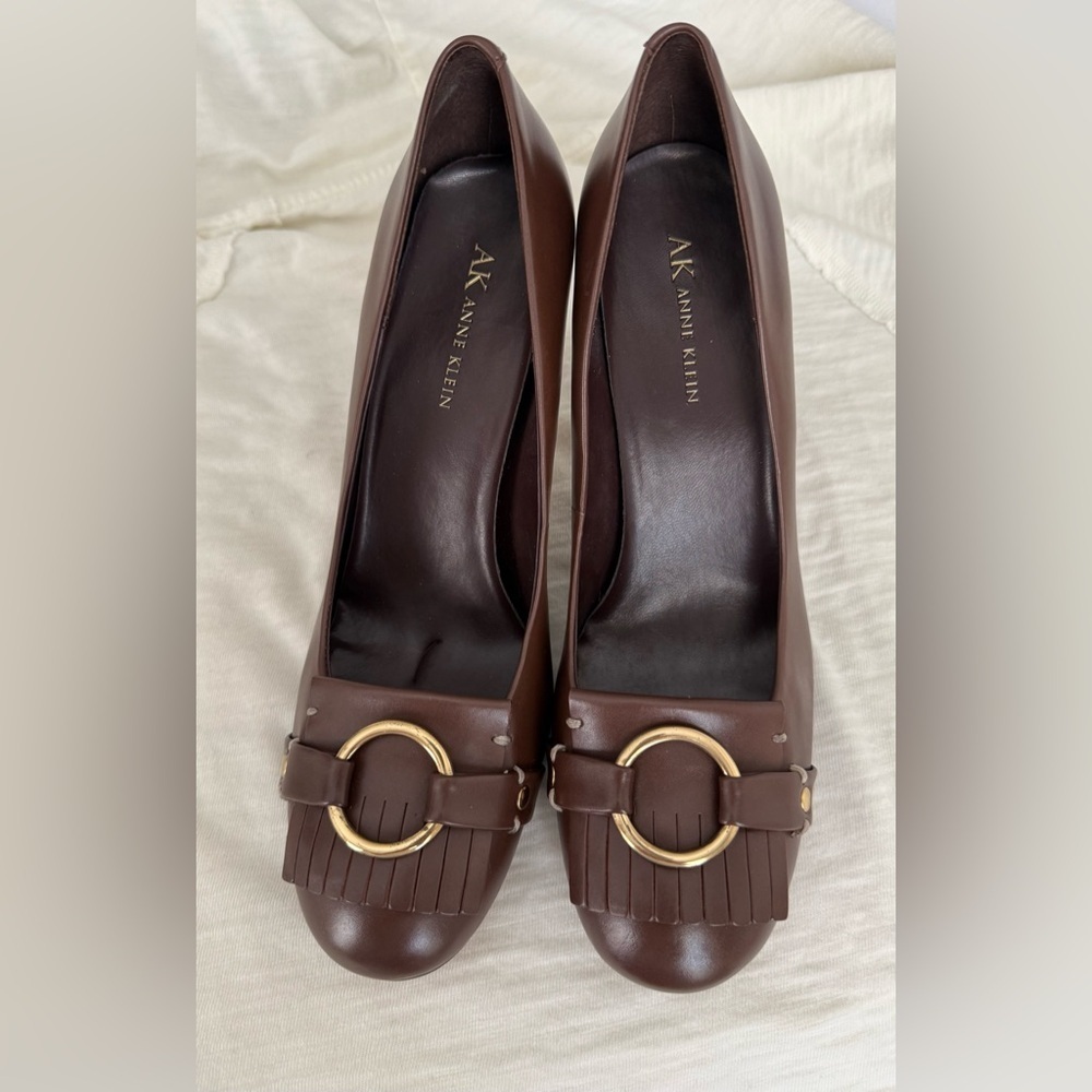 ANNE KLEIN WOMEN’S BROWN LEATHER PUMPS WITH GOLD BUCKLE SIZE 8.5 BRAND NEW - Picture 2 of 11